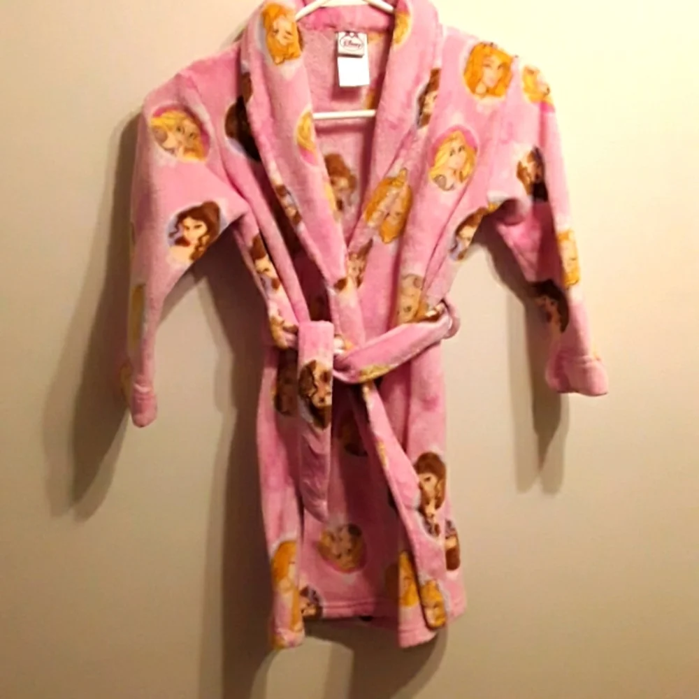 Robe - Picture 1 of 3
